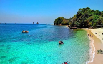 Pantai Tiga Warna